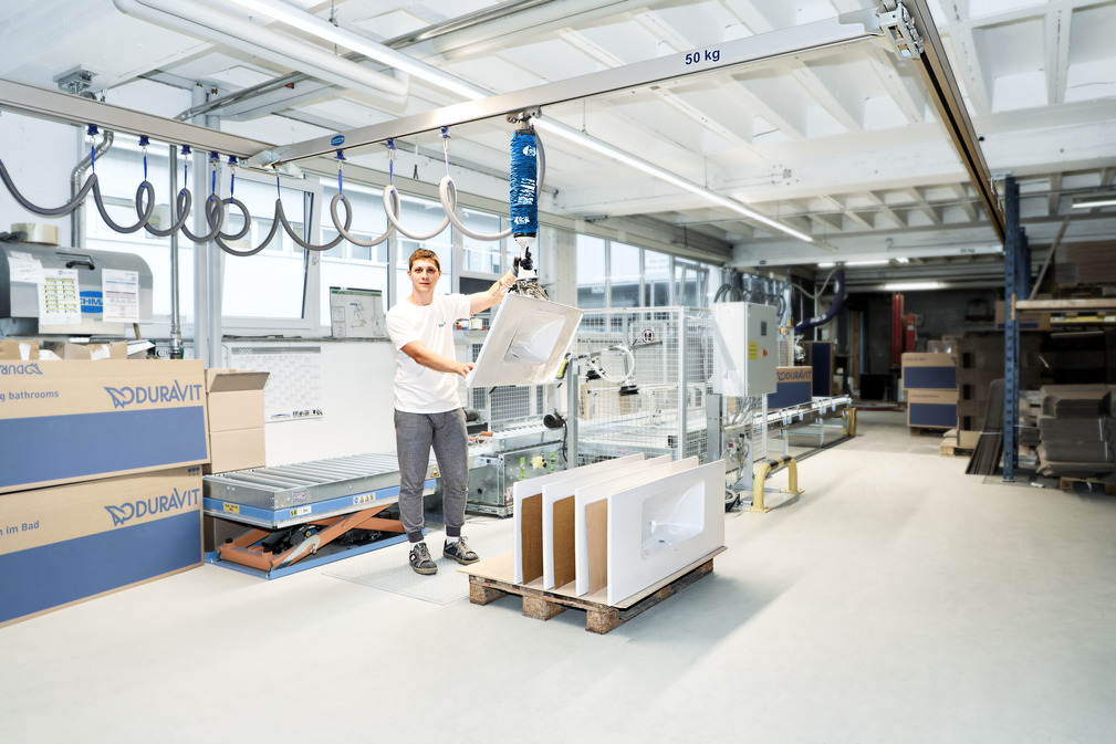 Optimum system: easy-running aluminum crane plus ergonomic vacuum tube lifter.